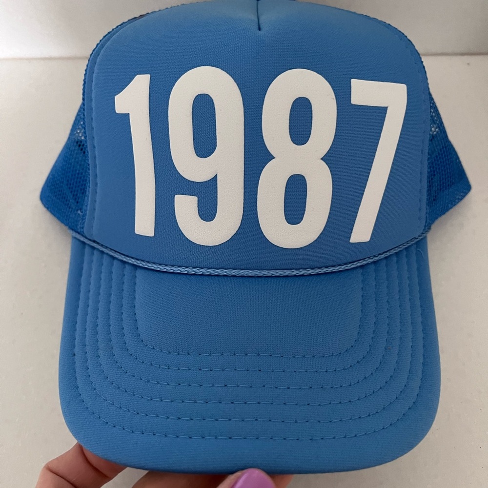 Trucker hat 🩵1️⃣9️⃣8️⃣7️⃣🩵